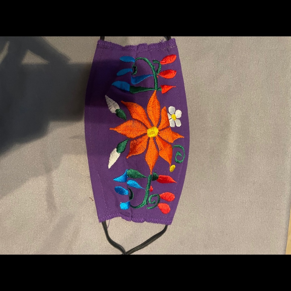 Embroidered face mask - Picture 9 of 12